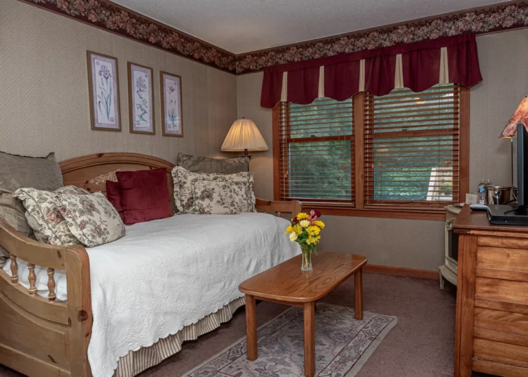 Crystal Cascade-Sitting area and fireplace.