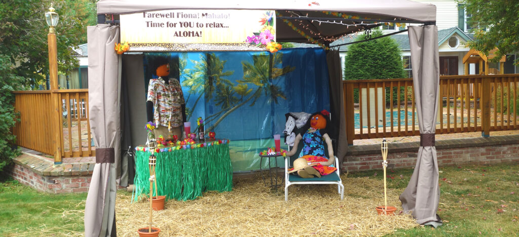 Inn at Ellis River 2007 Pumpkin People display.