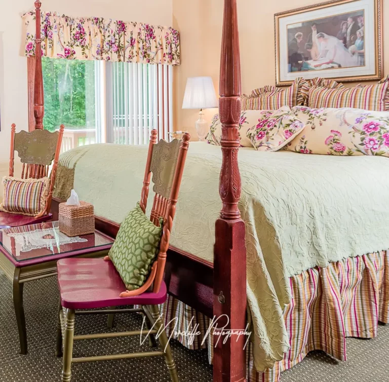 Bridal-Veil-Bed with View of Slider