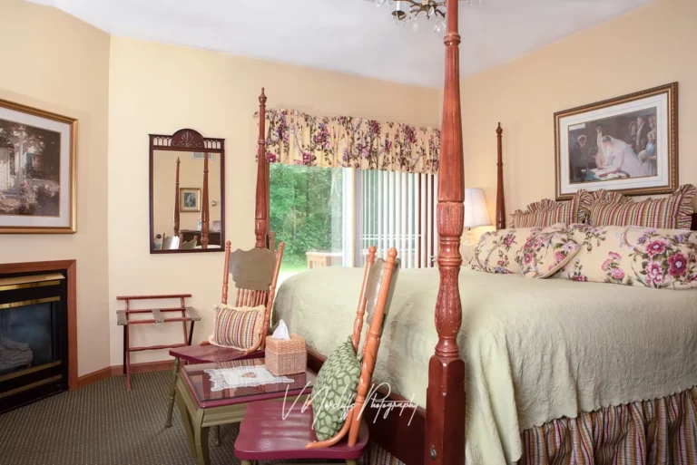 Bridal-Veil - Bed with slider and fireplace view