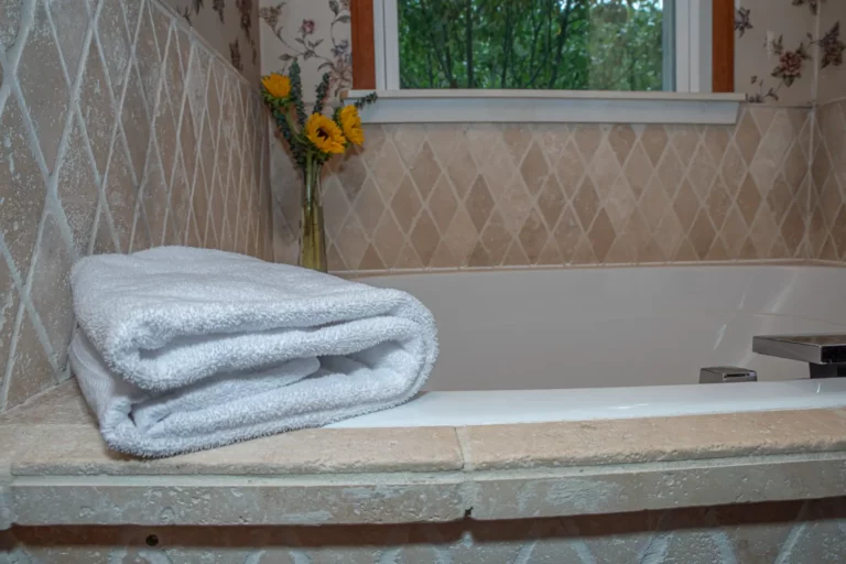 Ellis River Cottage - Jetted tub