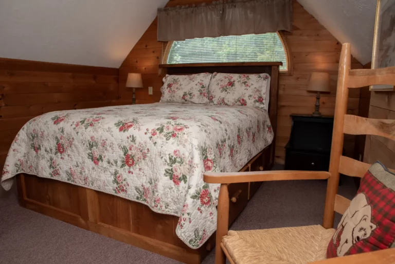 Ellis River Cottage - bed