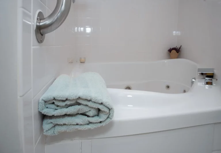 Zealand Falls-Sitting room jetted tub